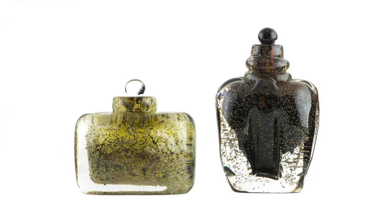 Deux flacons en verre soufflé, œuvres de Maurice Marinot, l'un vert moucheté, l'autre noir bullé.