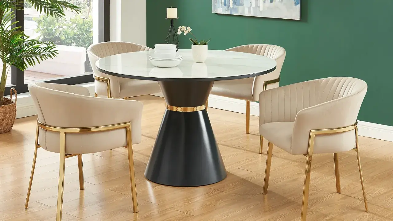 Un ensemble élégant : quatre chaises modernes en velours beige avec pieds dorés autour d'une table ancienne au design unique.