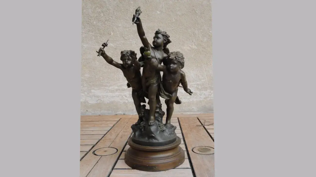 Bronze de trois angelots tenant des torches. Le prix du régule au kilo est une donnée importante pour estimer la valeur de cette sculpture.