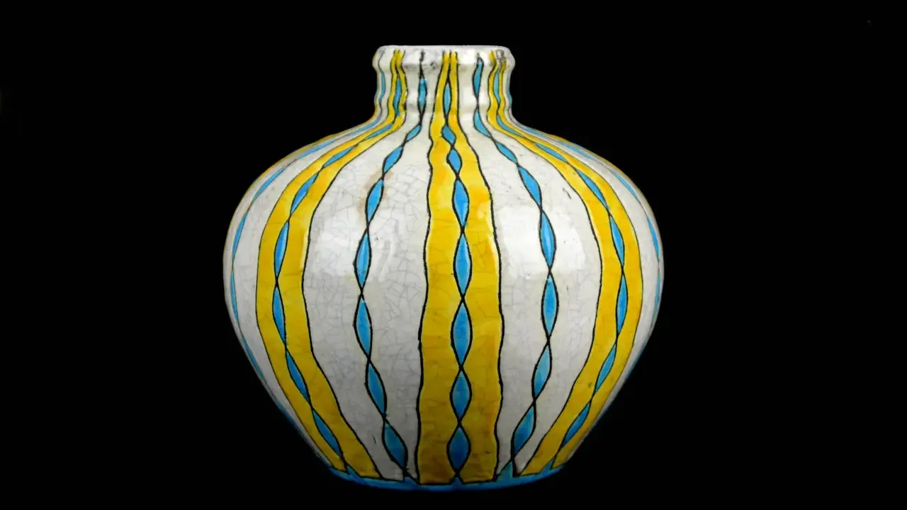 Vase en céramique aux rayures jaunes et bleues, style Charles Catteau, avec un craquelé fin.