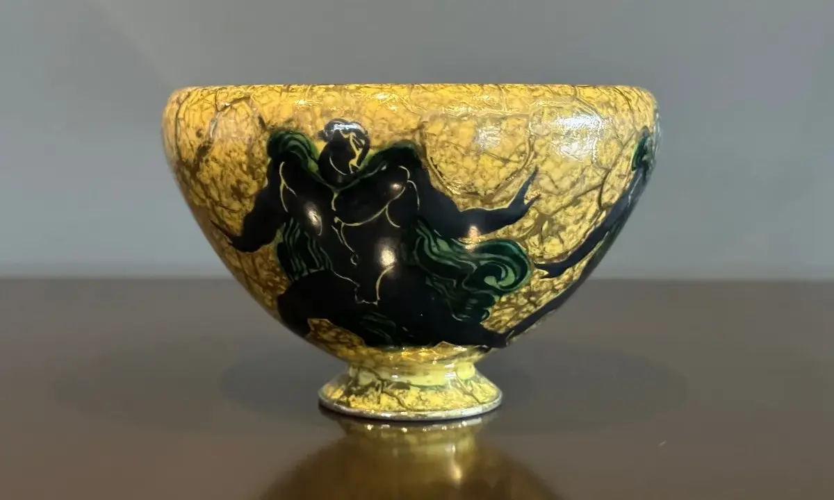 Bol en céramique jaune craquelé, orné d'une scène mythologique en noir et vert, œuvre de Jean Mayodon.