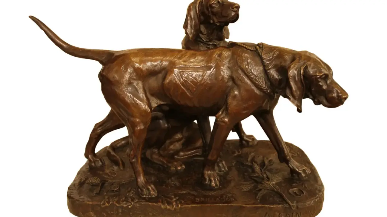 Sculpture en bronze par Auguste Cain représentant deux chiens de chasse, l'un debout, l'autre couché.