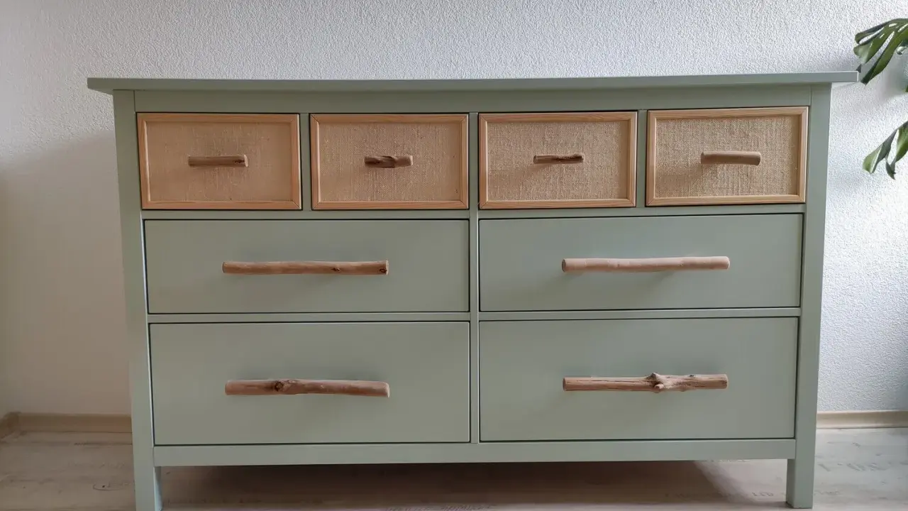 Commode verte avec poignées en bois flotté, prête à nettoyer meuble avant peinture. Tiroirs du haut en rotin.