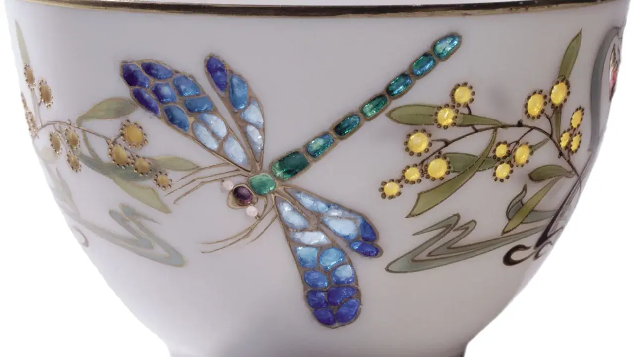 Tasse en porcelaine décorée d'une libellule bleue et de fleurs jaunes. L'estampille permet de reconnaître une pièce de porcelaine Limoges France.