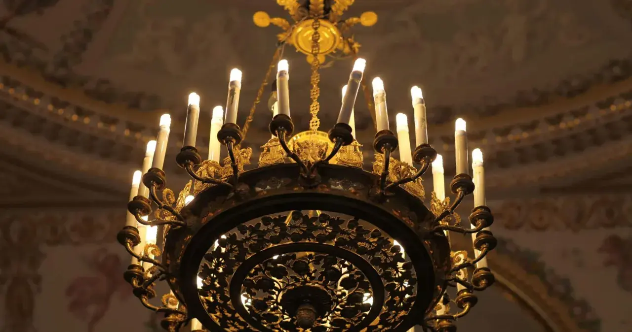 Magnifique lustre en bronze, orné de motifs floraux complexes. Un guide pour comment estimer un lustre en bronze.