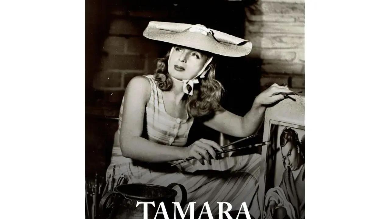 Tamara de Lempicka, artiste peintre, esquisse une œuvre. Son chapeau large et sa robe rayée évoquent le style Art déco de ses œuvres d'art.