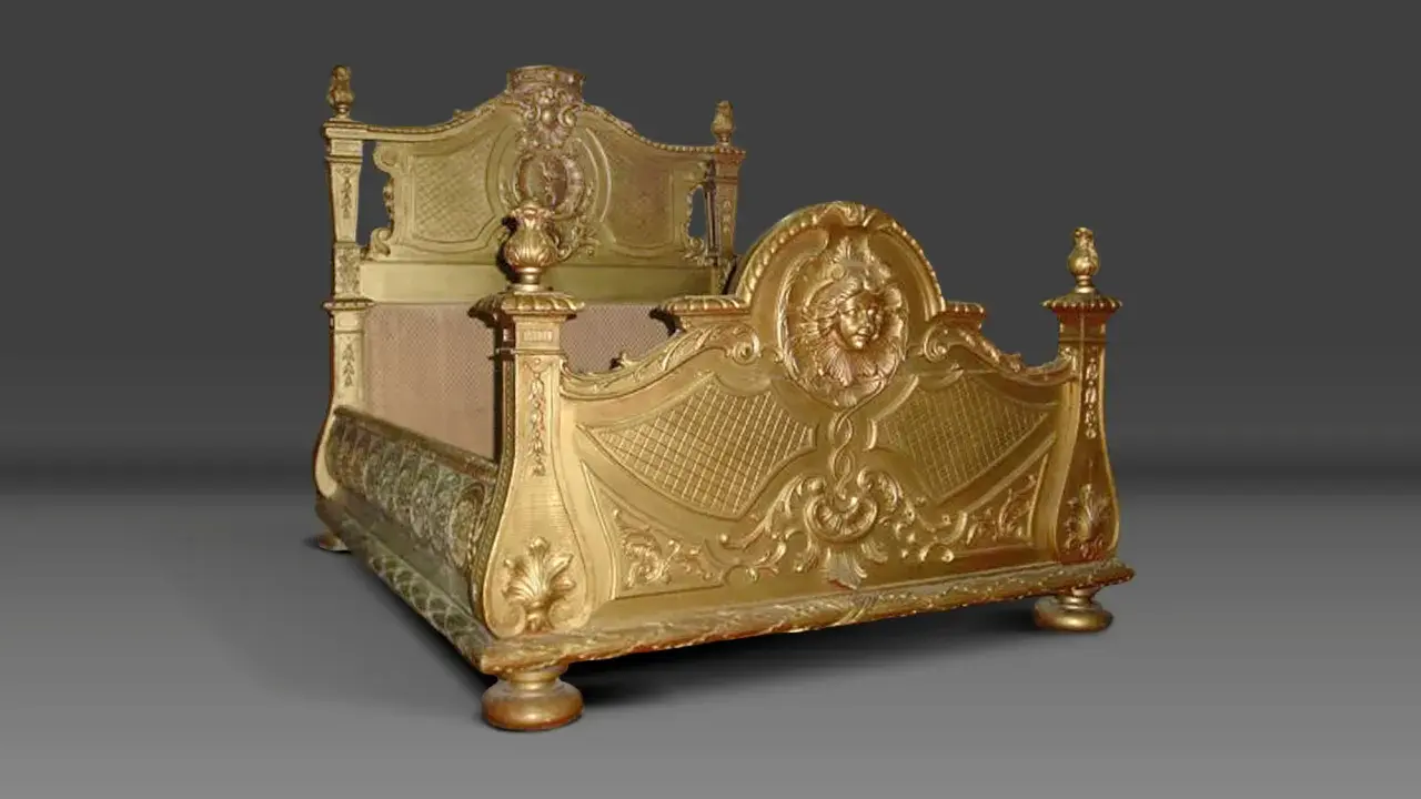 Magnifique lit Louis XIV doré, orné de sculptures rococo et d'un visage au centre. Un meuble royal pour un sommeil de rêve.