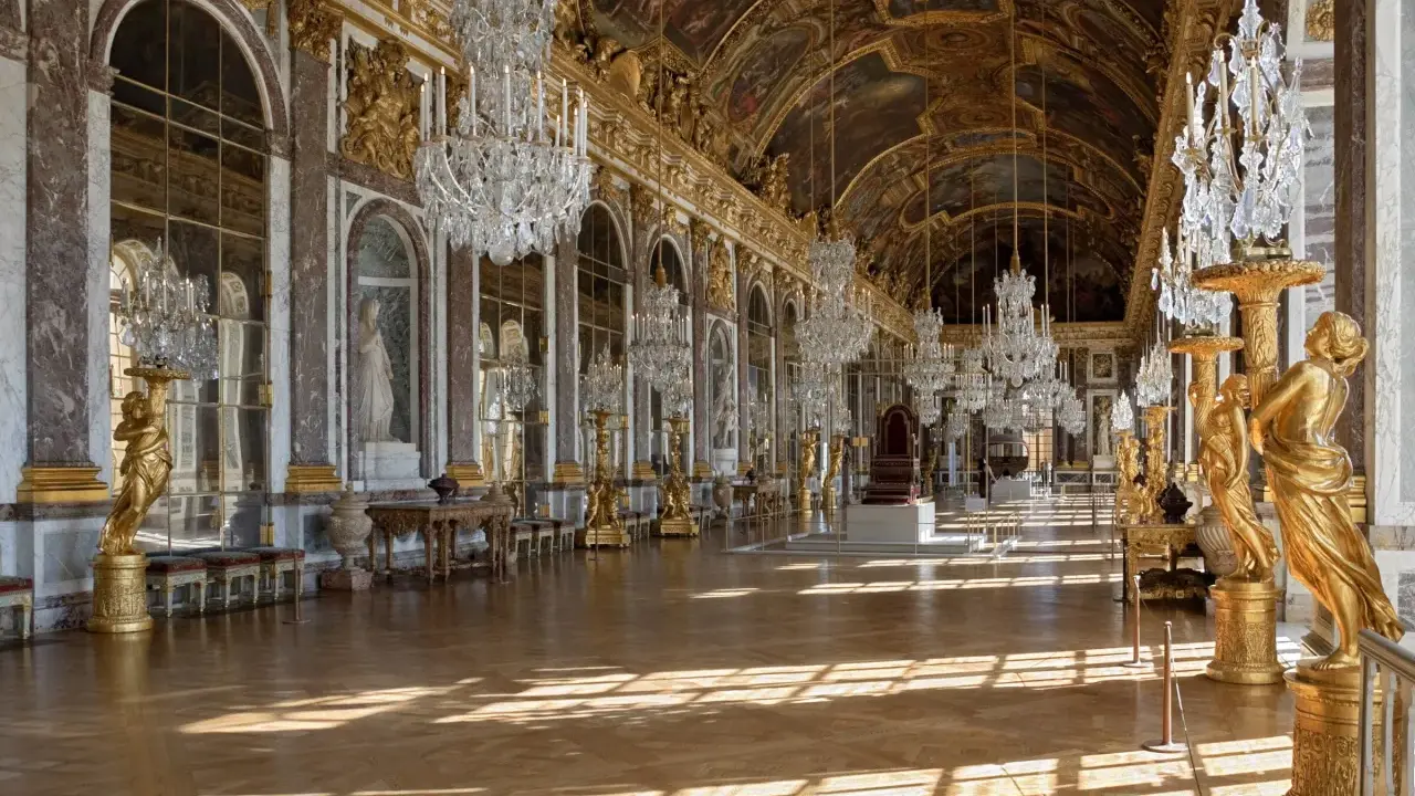 La Galerie des Glaces, un chef-d'œuvre de Louis XIV, resplendit de dorures, de lustres étincelants et de reflets dans ses miroirs.