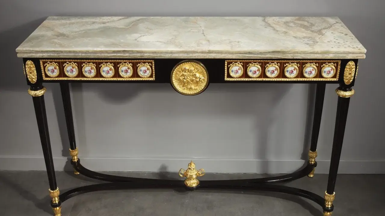 Console de style Louis XVI, marbre veiné, ornements dorés et médaillons en porcelaine.