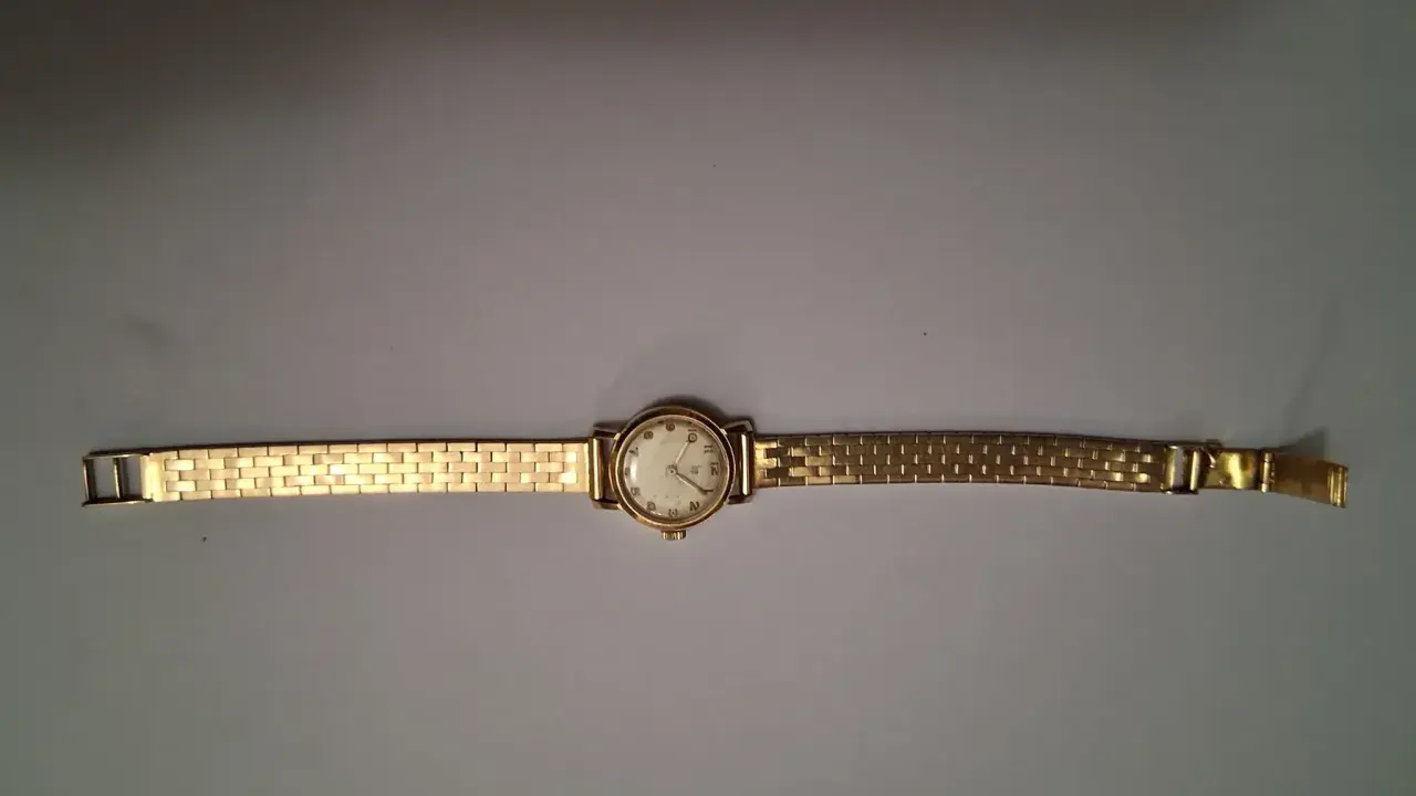 Montre LIP dorée, bracelet métallique, cadran rond avec chiffres romains. Une belle pièce de valeur, montre LIP numérotée.