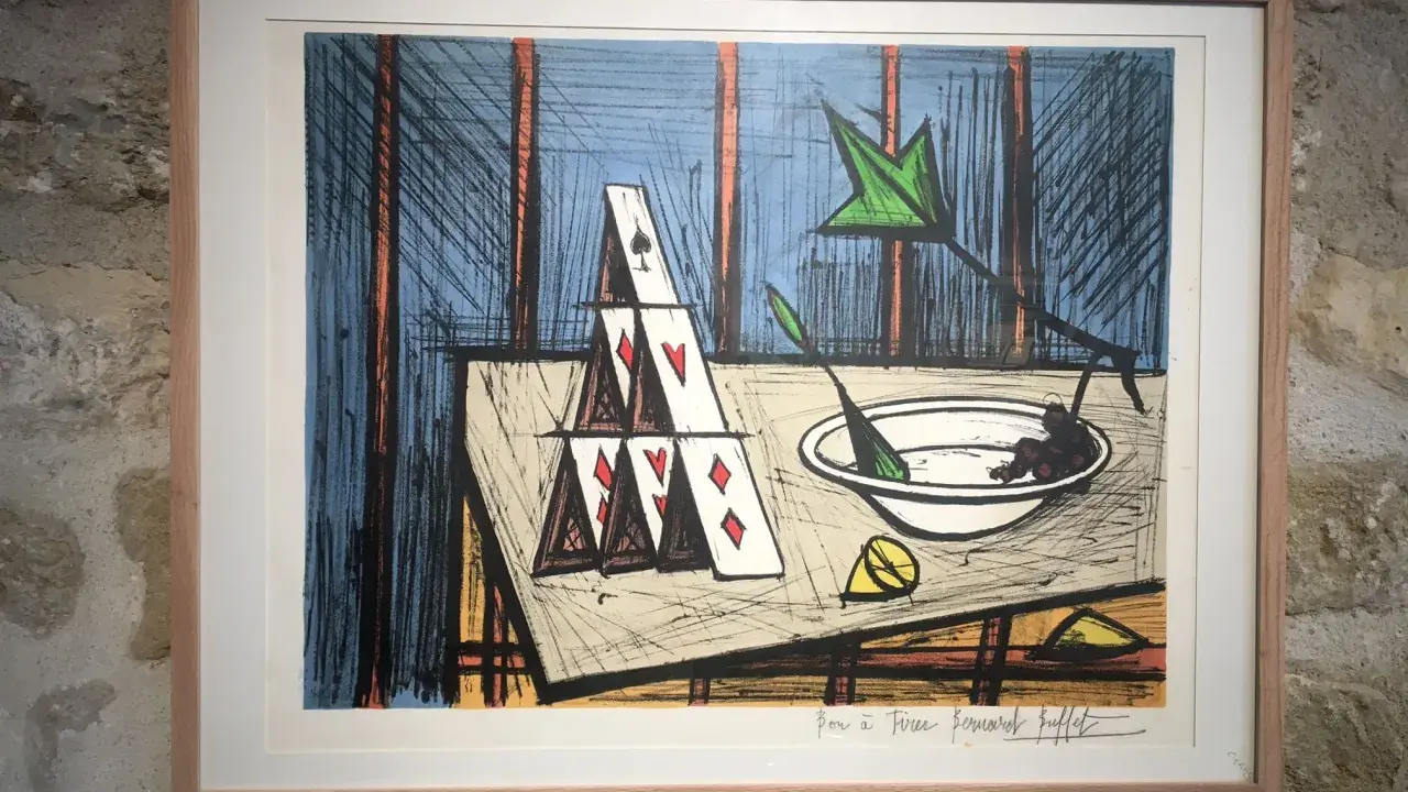 Lithographie de Bernard Buffet, une tour de cartes fragile, symbole de la valeur éphémère des choses. Une nature morte intrigante.