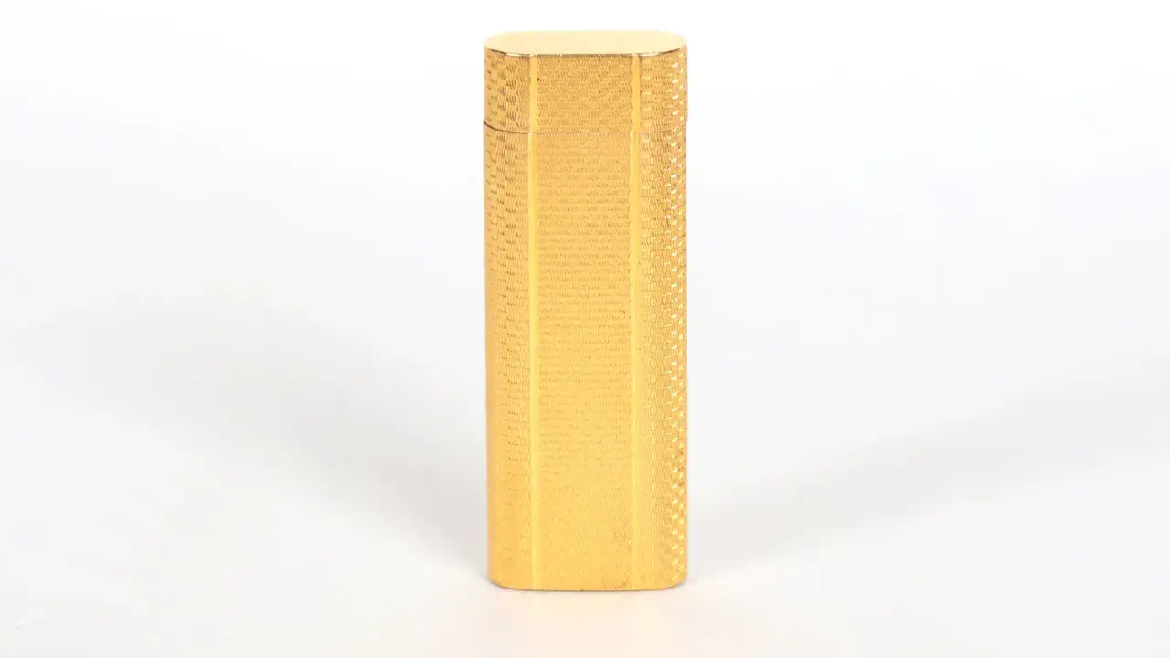 Briquet Cartier doré, finement guilloché. Une pièce de collection dont l'estimation est en cours.