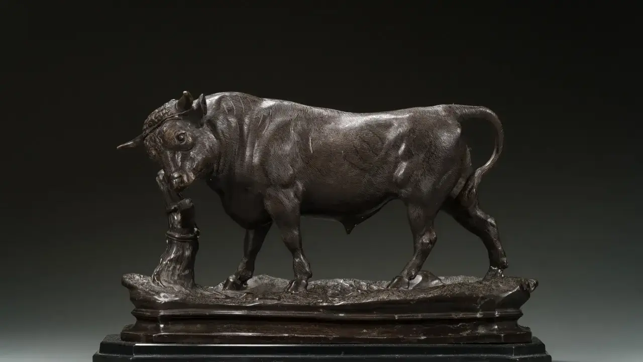 Sculpture en bronze d'un taureau puissant, œuvre de Charles Valton, se tenant sur un socle rocheux.