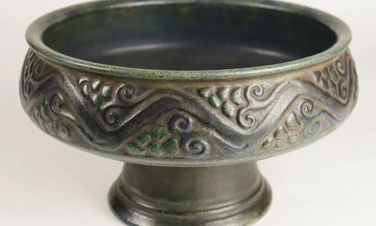 Coupe en grès émaillé aux motifs ondulés et floraux, œuvre d'Émile Lenoble.