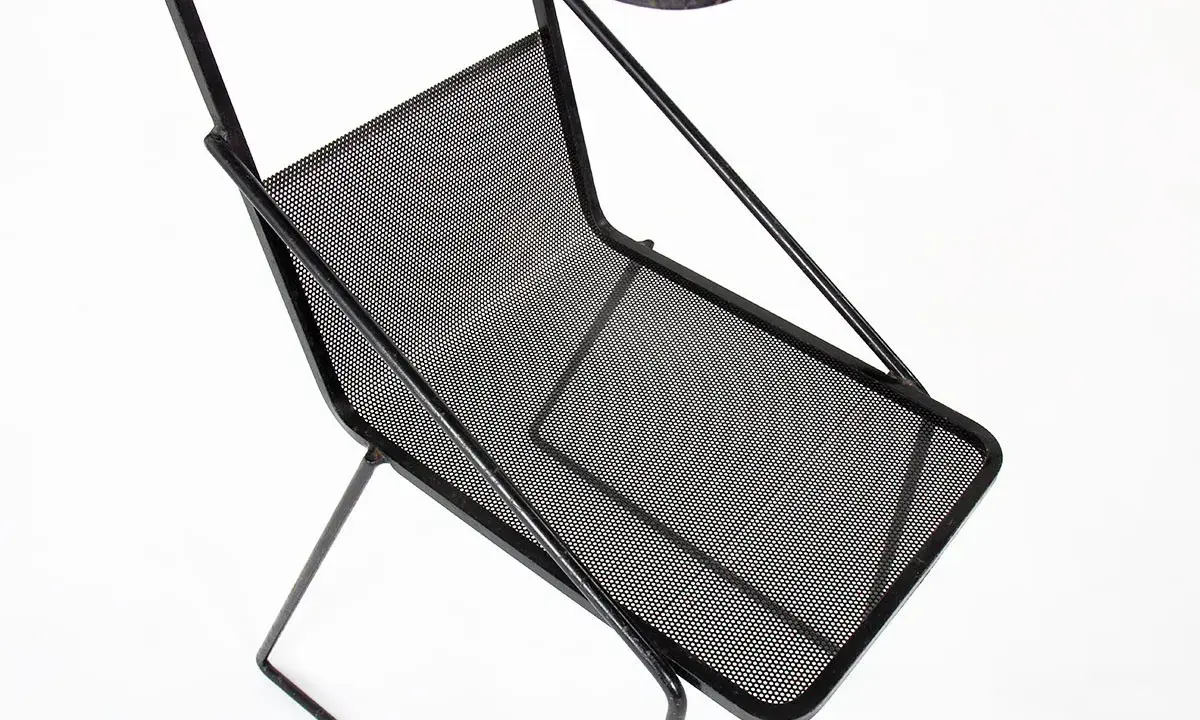 Porte-revues en métal perforé noir, design iconique de Mathieu Matégot.