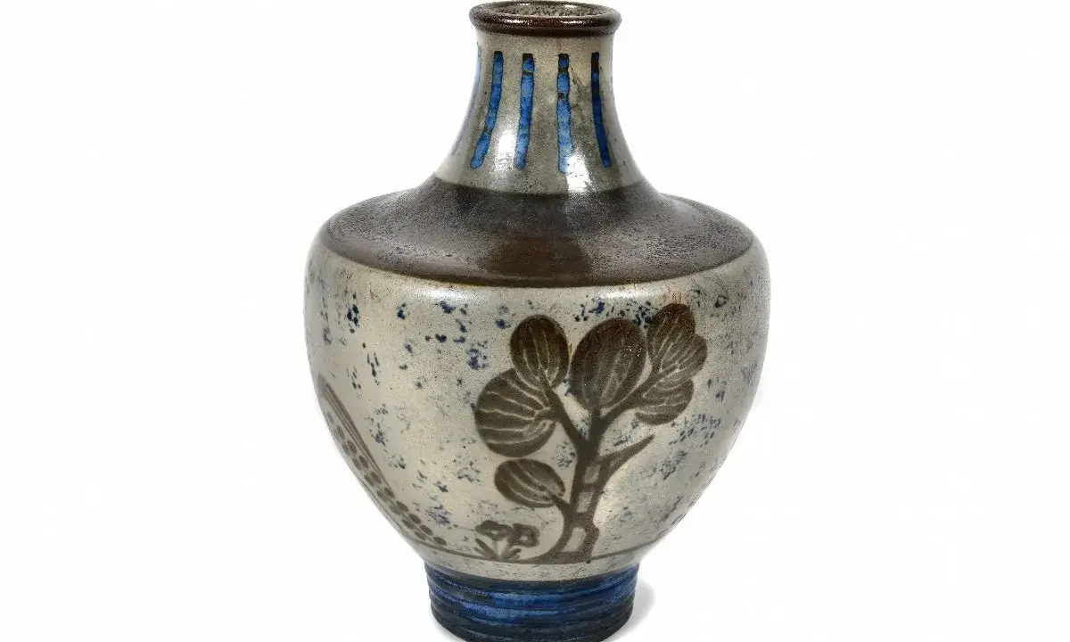 Vase en céramique de René Buthaud, décoré d'un arbre stylisé et de motifs bleus.