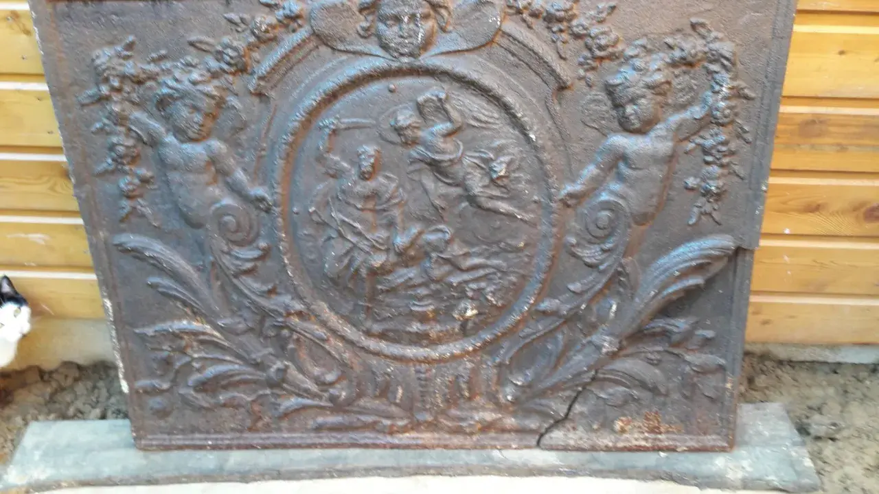 Plaque de cheminée en fonte ornée de putti et d'une scène mythologique. Une belle pièce pour une estimation.