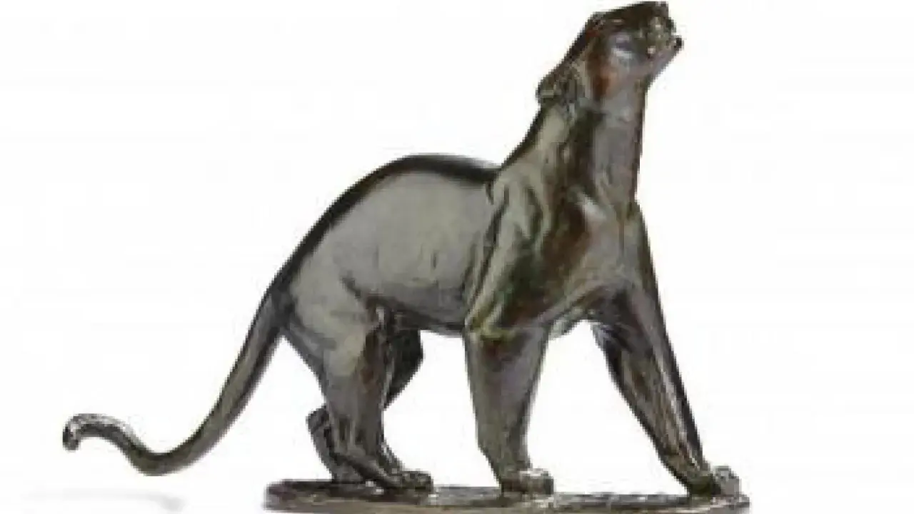Panthère en bronze, œuvre de Guiraud Riviere, le regard levé vers le ciel, dans une pose majestueuse.