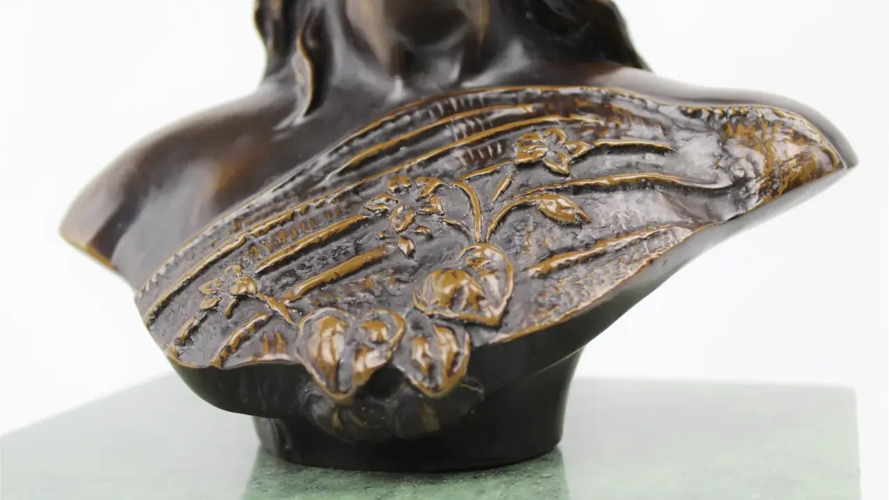 Buste en bronze d'une femme, orné de motifs floraux, dans le style d'Emmanuel Villanis.