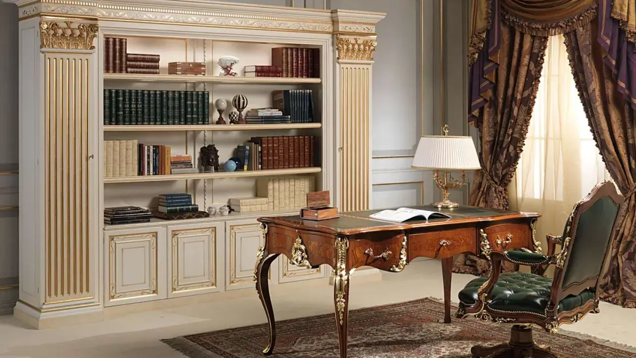 Un bureau de Louis XV orné, avec une bibliothèque remplie de livres, un fauteuil en cuir vert et des rideaux somptueux.