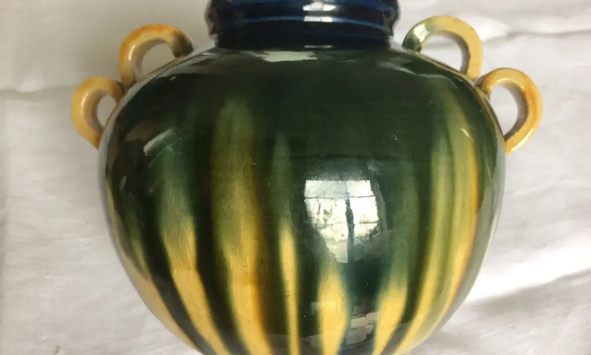 Vase Vallauris signé, vert et jaune, avec anses. Une pièce d'artisanat à l'estimation intéressante.