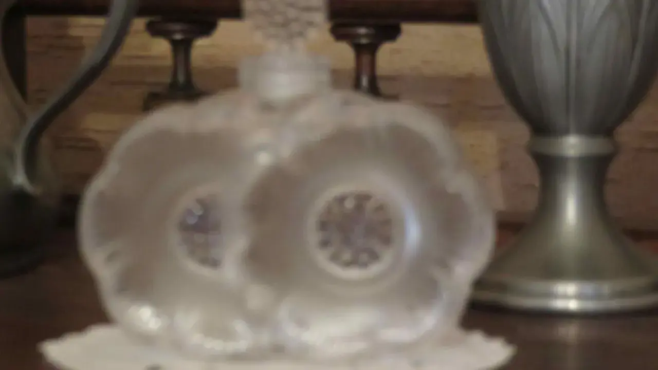 Flacon de parfum Lalique en verre dépoli, forme de fleurs, pour une estimation.