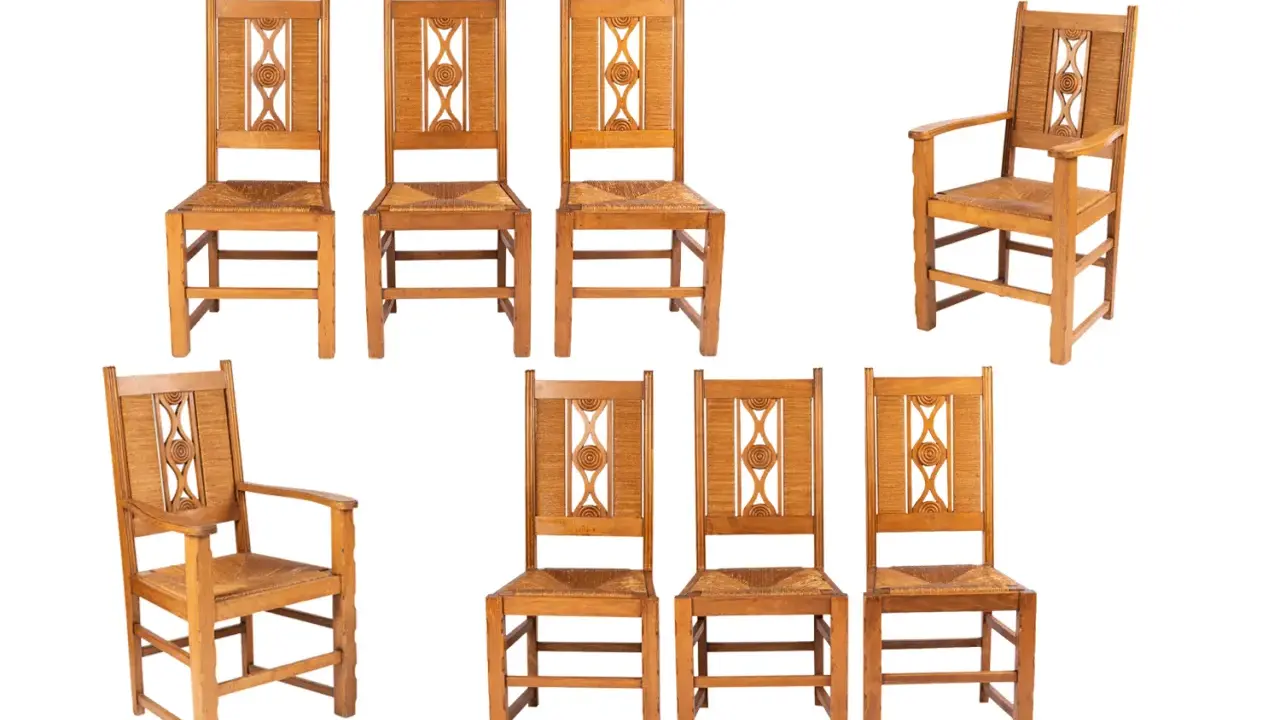 Ensemble de chaises en bois clair, style Charles Dudouyt, avec assises en paille tressée et dossiers ornés de motifs géométriques.
