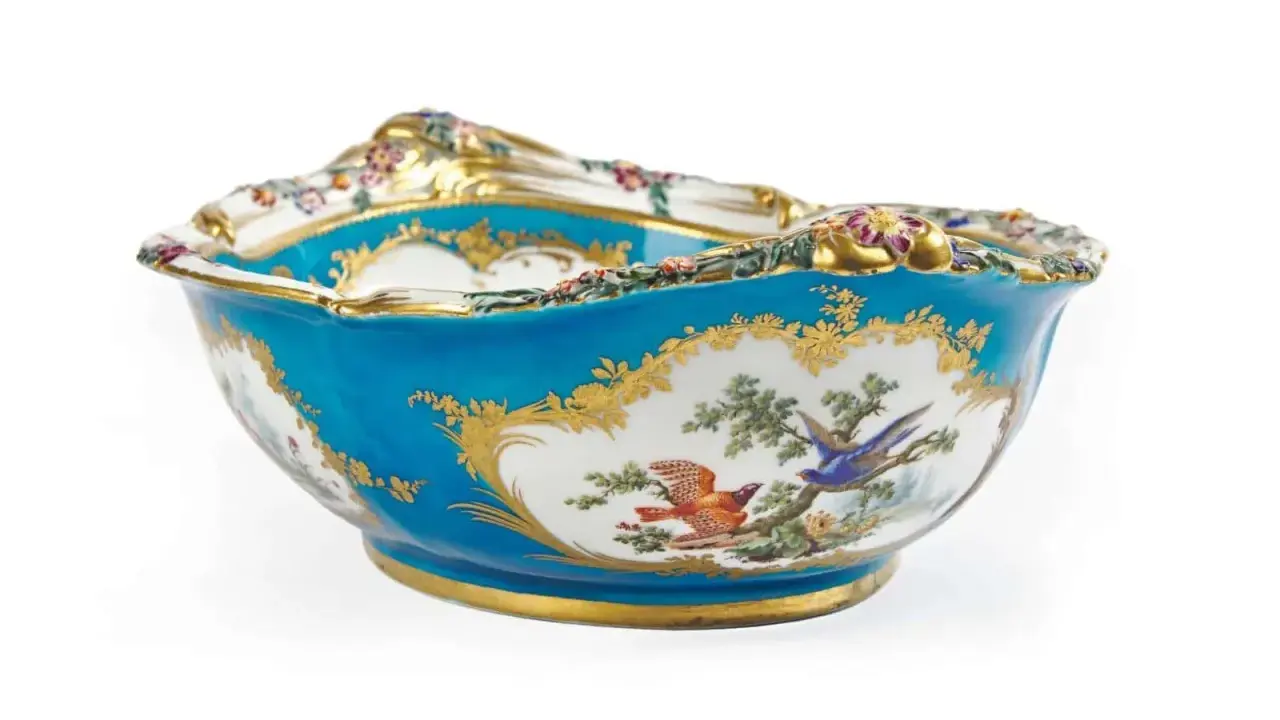 Magnifique vase de Sèvres, orné d'oiseaux et de fleurs, sa valeur est inestimable.