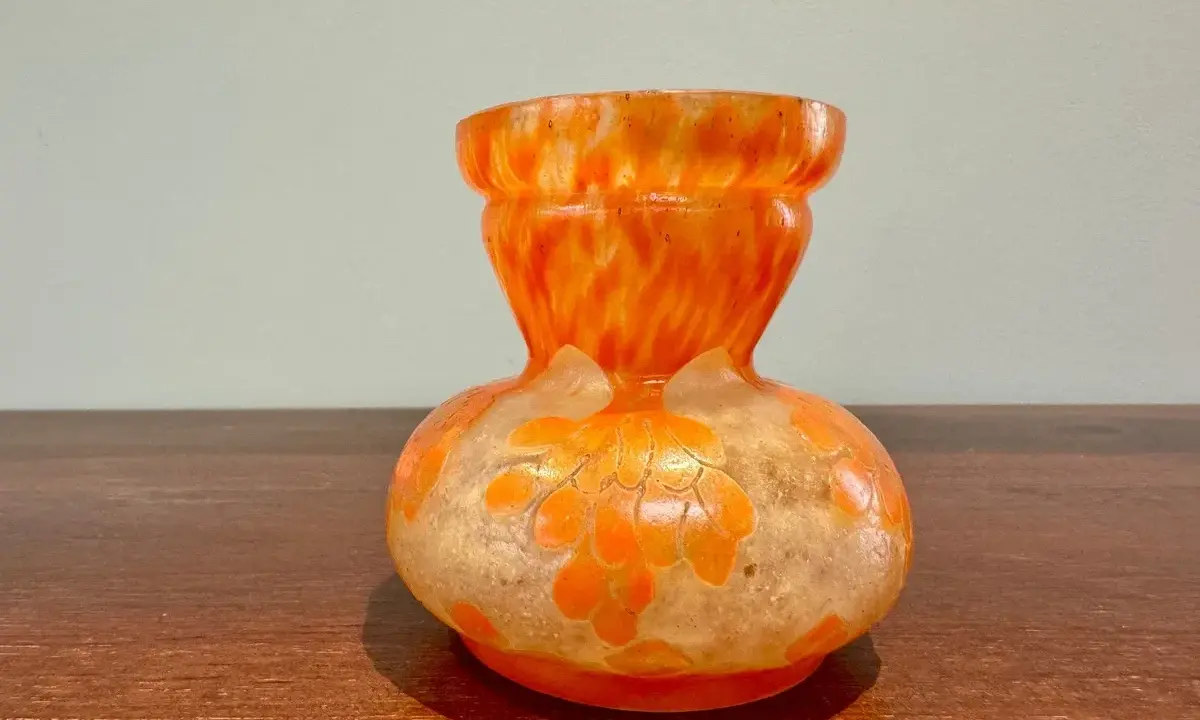 Vase en verre orange et blanc, style Art Nouveau, pour une estimation vase Schneider. Motifs floraux délicats.