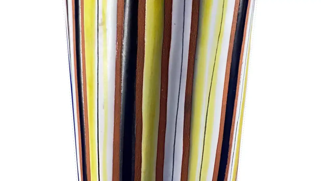 Vase rayé aux couleurs vives, un style typique de Roger Capron, évoquant la joie et l'été.