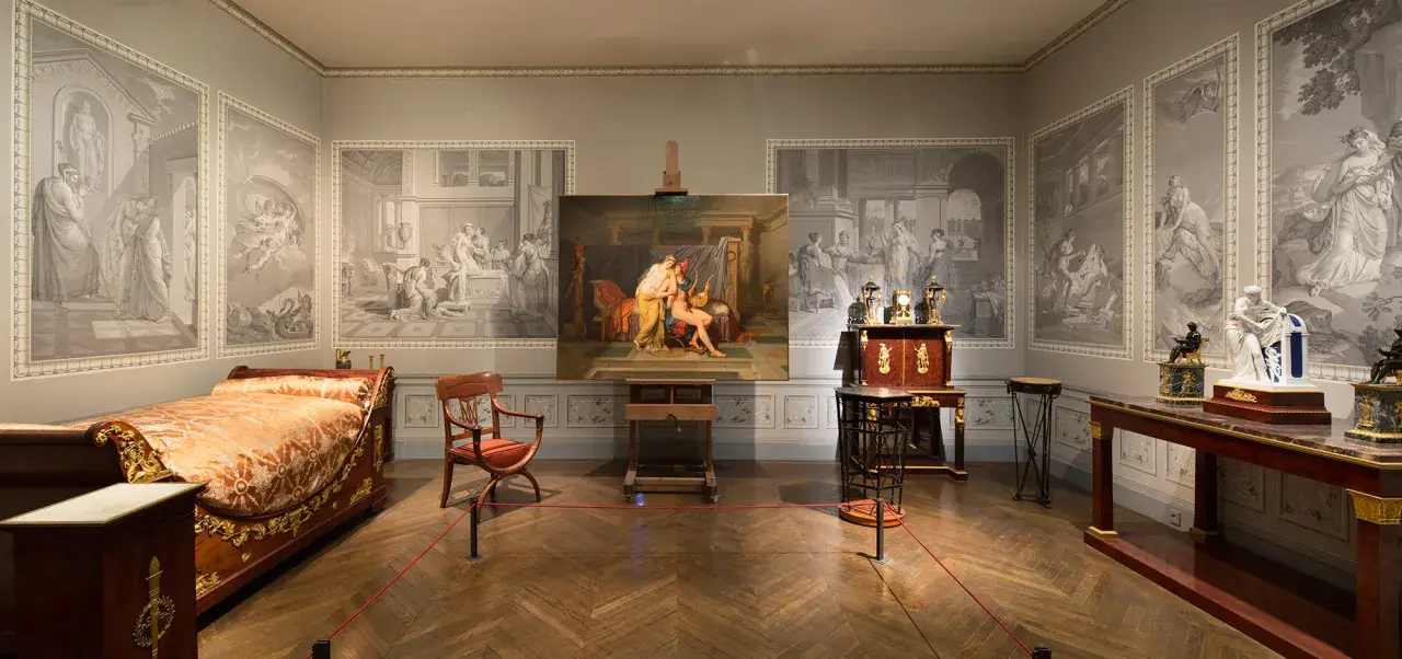 Chambre d'apparat ornée de fresques néoclassiques, avec un lit somptueux, une peinture centrale et des objets d'art, évoquant le somno empire.