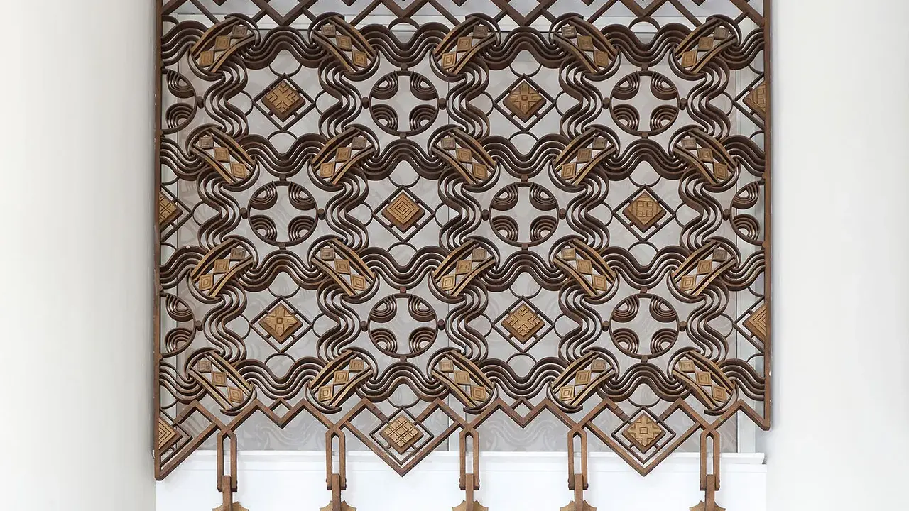 Grille décorative en métal aux motifs géométriques et ondulés, œuvre de Raymond Subes.
