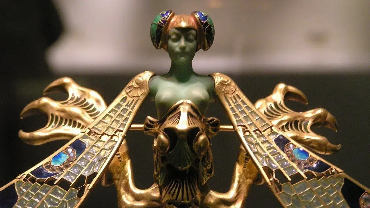 Magnifique broche art nouveau en or, émail bleu et vert, représentant une femme ailée aux ailes de libellule.