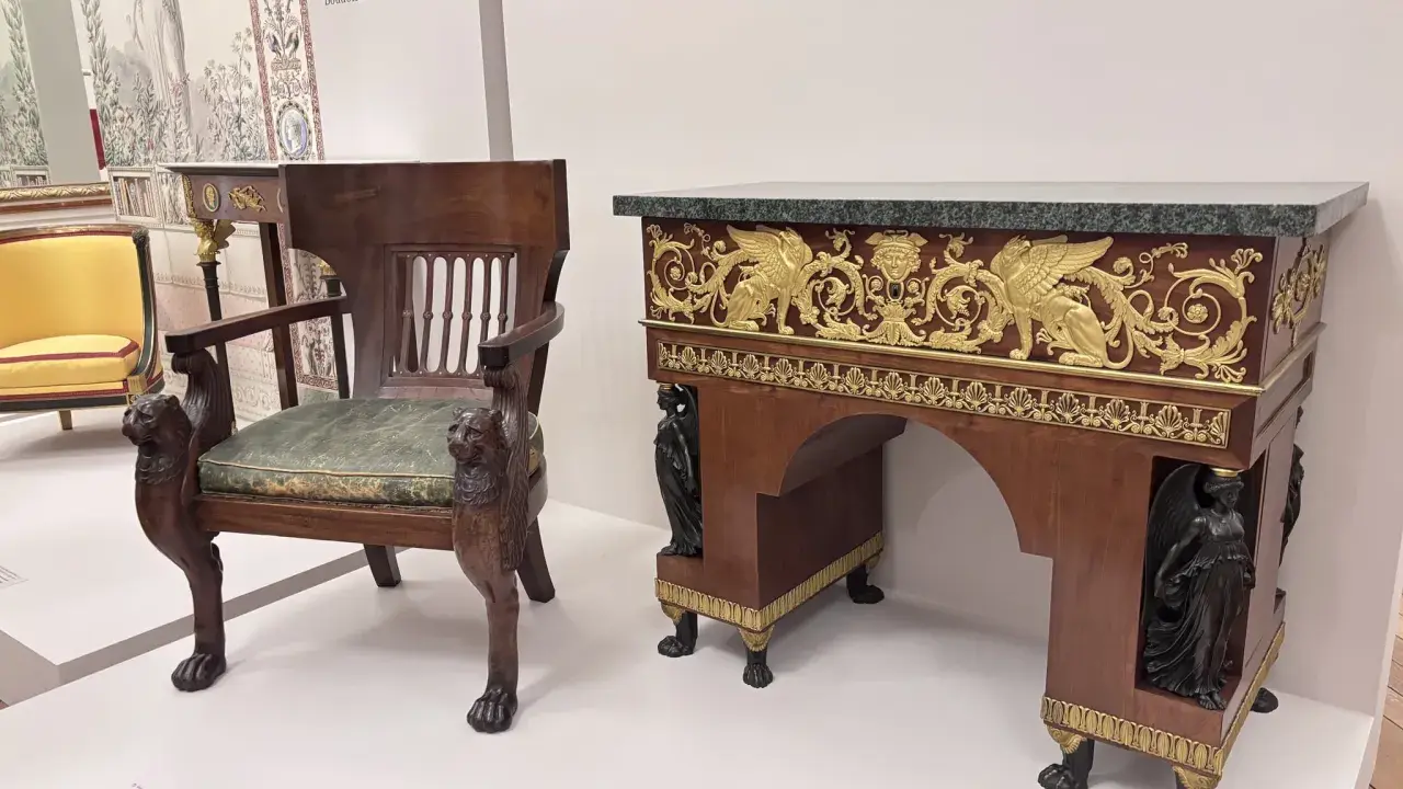 Fauteuil et bureau de style consulat, ornés de lions sculptés et de sphinx dorés, évoquant le cabinet de travail du général Bonaparte.