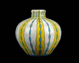 Vase en céramique aux rayures jaunes et bleues, style Charles Catteau, avec un craquelé fin.