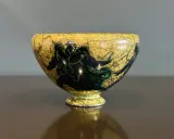 Bol en céramique jaune craquelé, orné d'une scène mythologique en noir et vert, œuvre de Jean Mayodon.