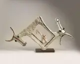 Sculpture abstraite en plâtre blanc, style Jean Lambert Rucki, représentant deux têtes d'animaux stylisées reliées par des formes géométriques.
