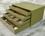 Coffret vert olive Christofle contenant des couverts en argent. Quelle est la valeur d'une ménagère en argent ? Un trésor familial.