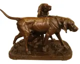 Sculpture en bronze par Auguste Cain représentant deux chiens de chasse, l'un debout, l'autre couché.