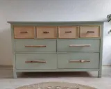 Commode verte avec poignées en bois flotté, prête à nettoyer meuble avant peinture. Tiroirs du haut en rotin.