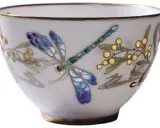 Tasse en porcelaine décorée d'une libellule bleue et de fleurs jaunes. L'estampille permet de reconnaître une pièce de porcelaine Limoges France.