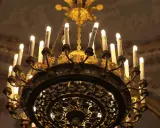 Magnifique lustre en bronze, orné de motifs floraux complexes. Un guide pour comment estimer un lustre en bronze.