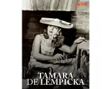Tamara de Lempicka, artiste peintre, esquisse une œuvre. Son chapeau large et sa robe rayée évoquent le style Art déco de ses œuvres d'art.