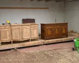 Deux commodes, l'une brute et l'autre vernie, sont présentées. Une question se pose : faut il poncer après aérogommage ? Un équipement vert est prêt à l'emploi.