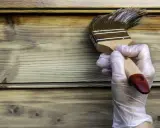 Application d'une lasure ou vernis bois extérieur sur des lames de bois. La protection du bois est en cours.