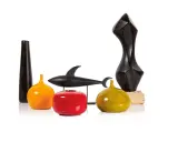 Un requin stylisé et des vases aux formes audacieuses, œuvres de Georges Jouve, composent cette nature morte moderne.