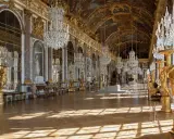 La Galerie des Glaces, un chef-d'œuvre de Louis XIV, resplendit de dorures, de lustres étincelants et de reflets dans ses miroirs.