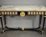 Console de style Louis XVI, marbre veiné, ornements dorés et médaillons en porcelaine.