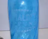 Bouteille ancienne en verre bleu pour eau de seltz, gravée "EAUX DE PENNES". Un objet de collection qui évoque le prix d'une eau gazeuse d'antan.