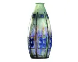 Vase élancé en verre soufflé, aux tons verts et bleus, orné de motifs floraux stylisés dans des cadres rectangulaires. Une œuvre signée G. Argy Rousseau.